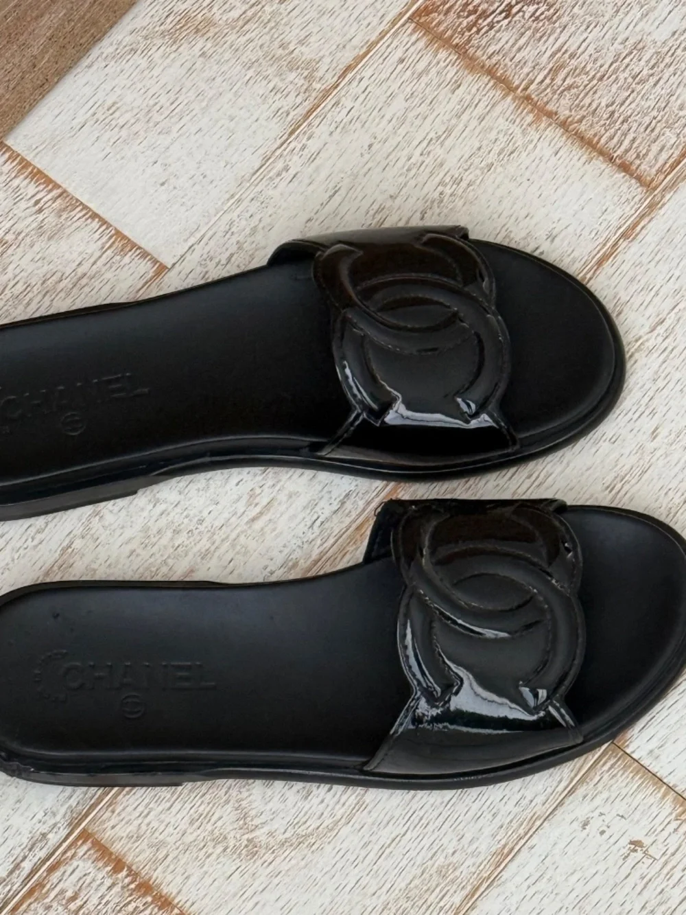 UNWORN Chanel black patent leather Interlocking CC logo slides 40